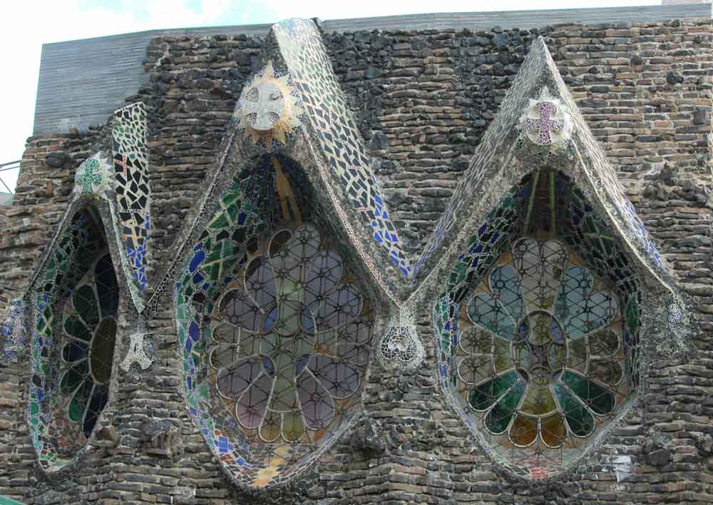 17 - Santa Coloma de Cervelló - Gaudí - cripta de la colonia Güell - ventanas